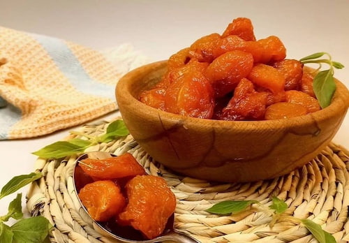 آلو بخارا خوش‌ رنگ با ظاهر تمیز و مشتری‌ پسند